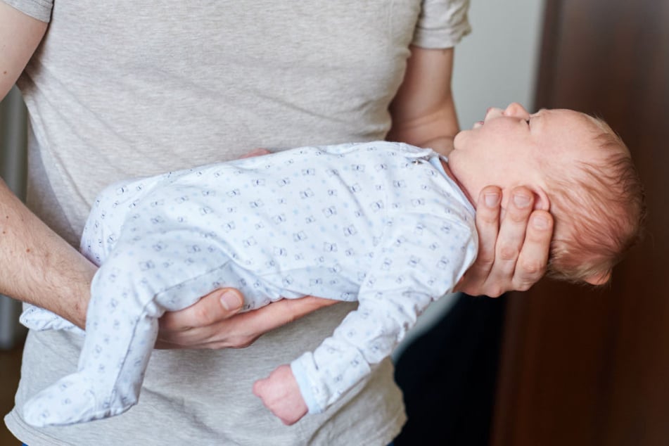 Der kleine Junge erlag seinen schweren Verletzungen, die durch einen harten Gegenstand verursacht wurden. (Symbolbild)