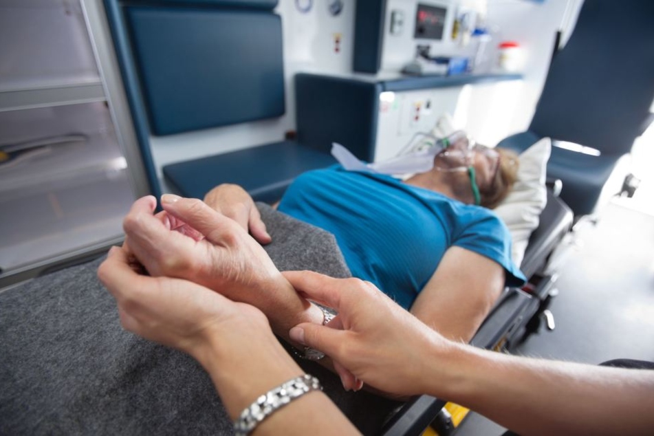 Mit schweren Verletzungen musste die Frau in ein Klinikum gebracht werden. (Symbolbild)