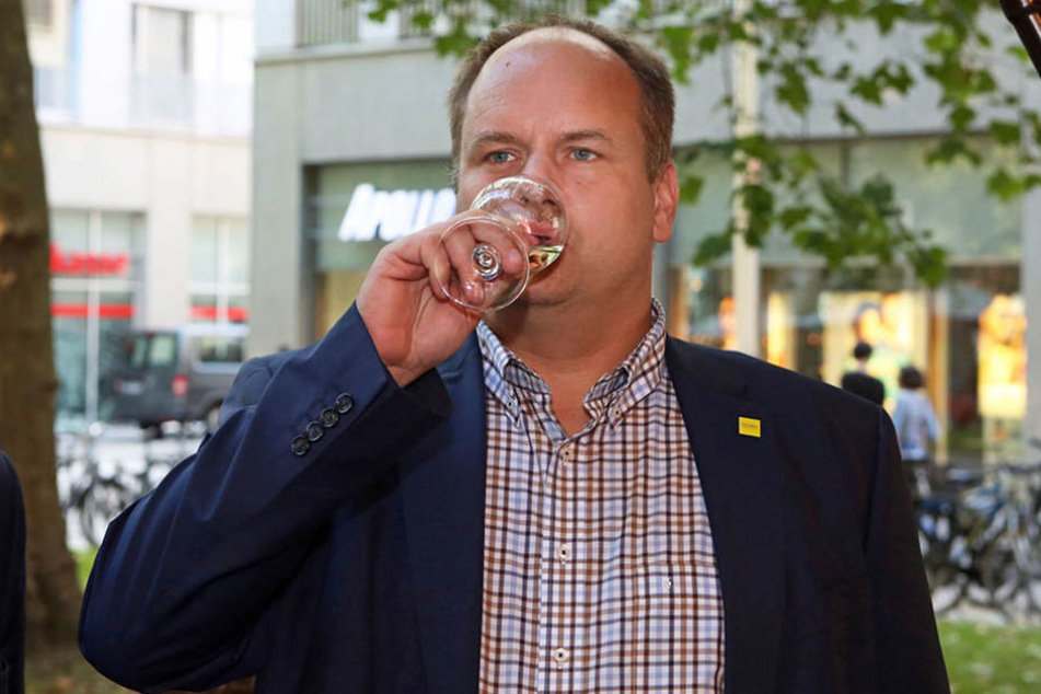 Dirk Hilbert (45) schätzt einen guten Tropfen. Diesmal fehlt er bei der Eröffnung.