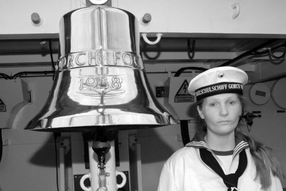 Kurz vor der Abreise am 28. August 2008 ließ sich Jenny Böken an der Schiffsglocke der "Gorch Fock" fotografieren. Wenige Tage später war die Kadettin tot.
