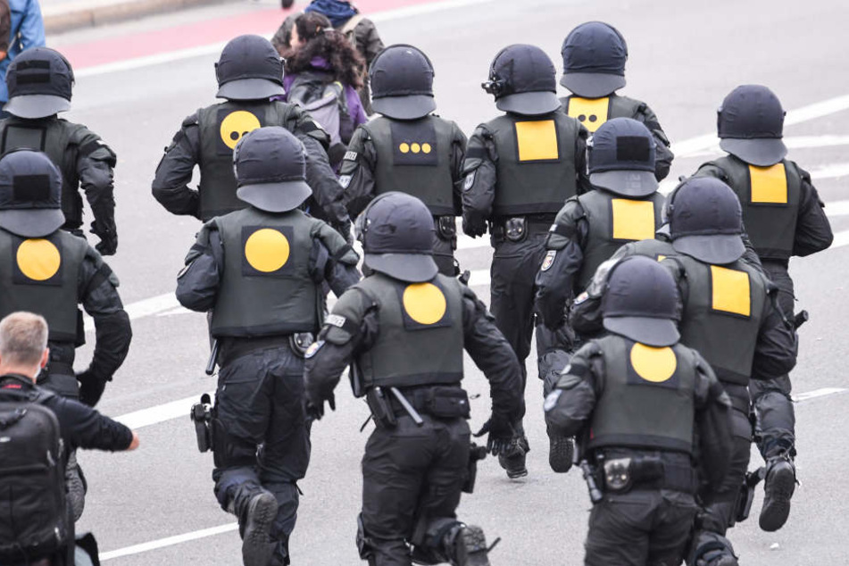Polizisten während einer Demo. (Symbolbild)