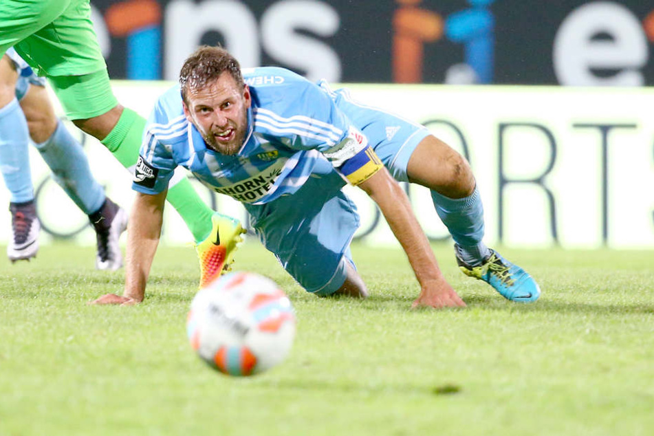 Marc Endres hat den Ball im Blick - und die himmelblaue Mängelliste.