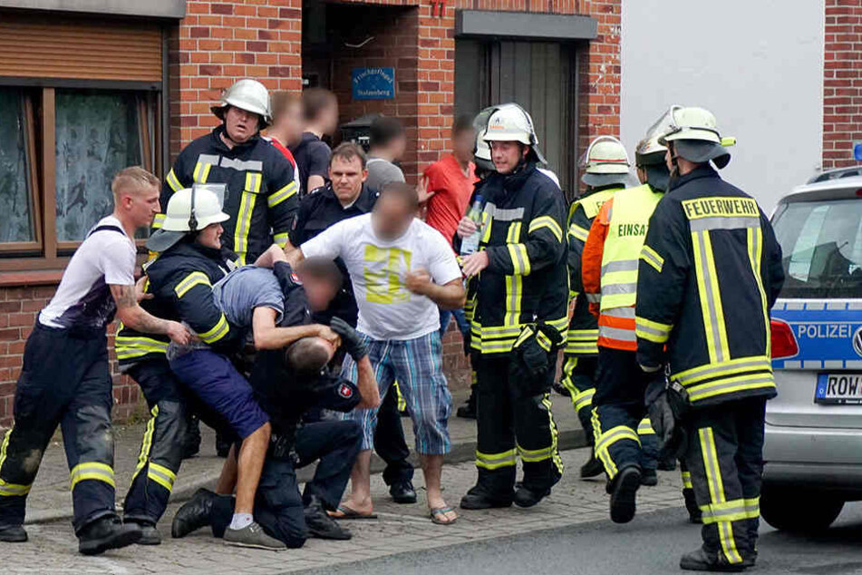 Die Männer behinderten nach einem tödlichen Unfall die Arbeit der Rettungskräfte.