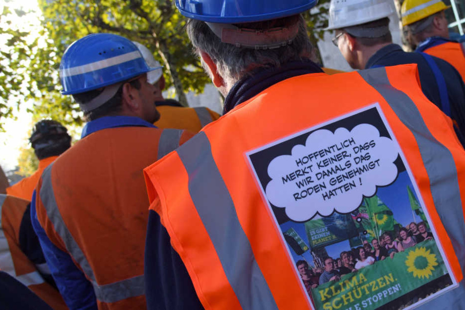 Ein RWE-Bergarbeiter demonstriert neben dem Landtag für den Erhalt seines Arbeitsplatzes.