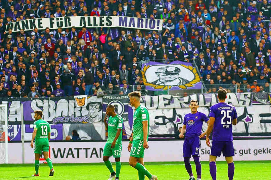 "Danke für alles, Mario!" Mario Kvesic (2.v.r.) war vier Jahre lang Publikumsliebling bei den Anhängern.