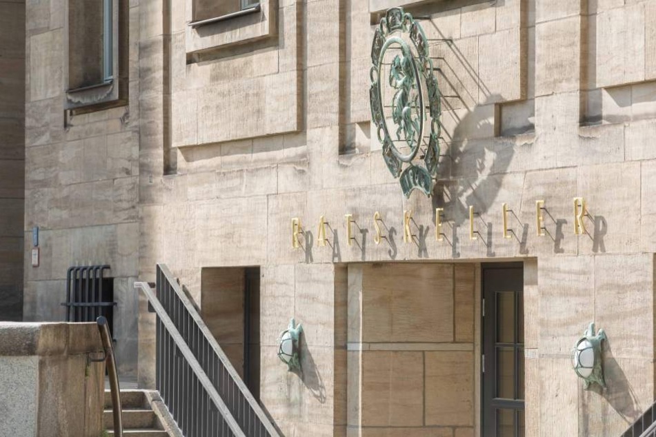 "Ratskeller" in goldenen Lettern - die goldenen Zeiten der einst glänzenden Restauration sind leider längst vorbei.