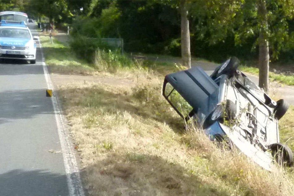 Kaum zu glauben: Aus diesem Autowrack konnte sich ein 78-Jähriger fast unverletzt befreien!