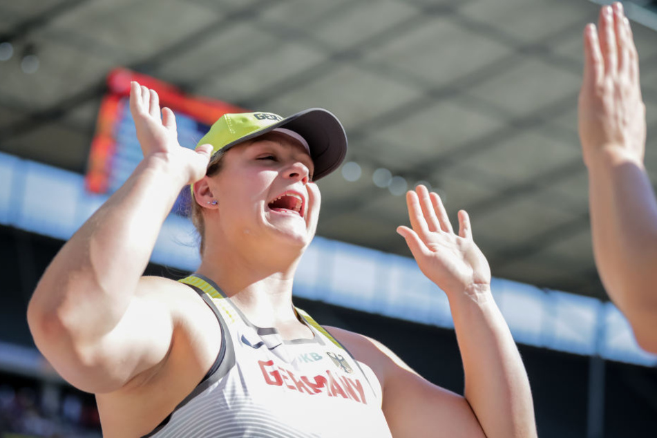 Christina Schwanitz aus Deutschland klatscht mit einer anderen Stoßerin in der Qualifikation ab.