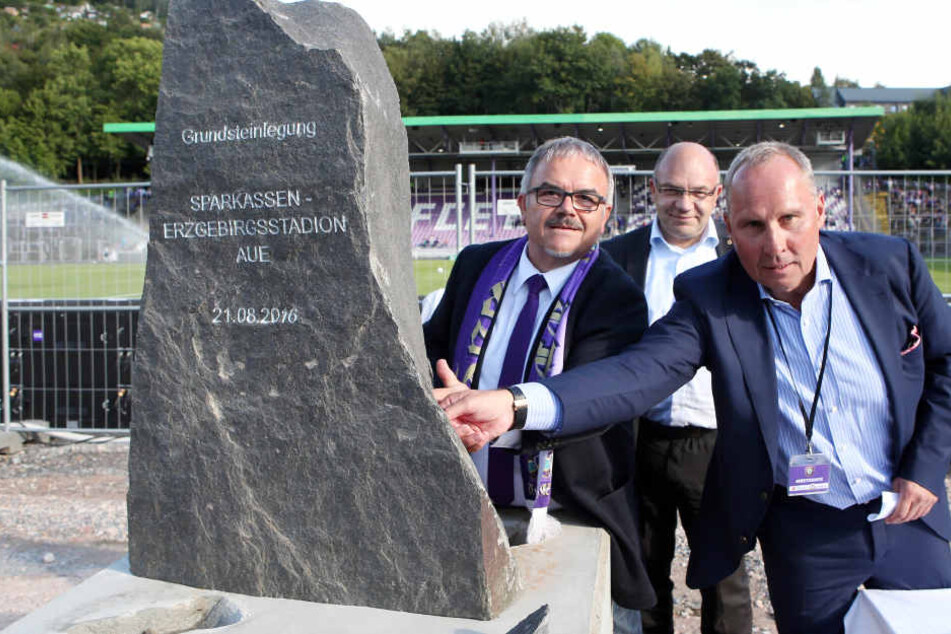 Die feierliche Grundsteinlegung für die neue
Haupttribüne: (v.l.) Landrat Frank Vogel, Ronny Erfurt, GF Arg
Stadion und Präsident Helge Leonhardt.