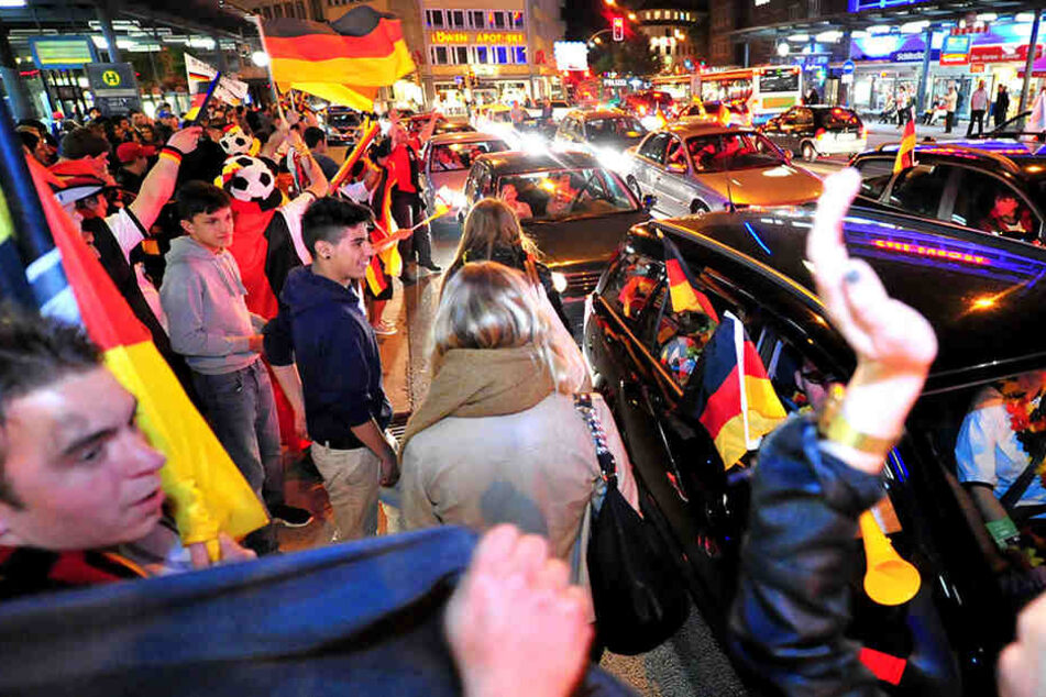 In Bielefeld herrschte nach dem Rudelgucken und den Erfolgen der Nationalmannschaft top Stimmung.