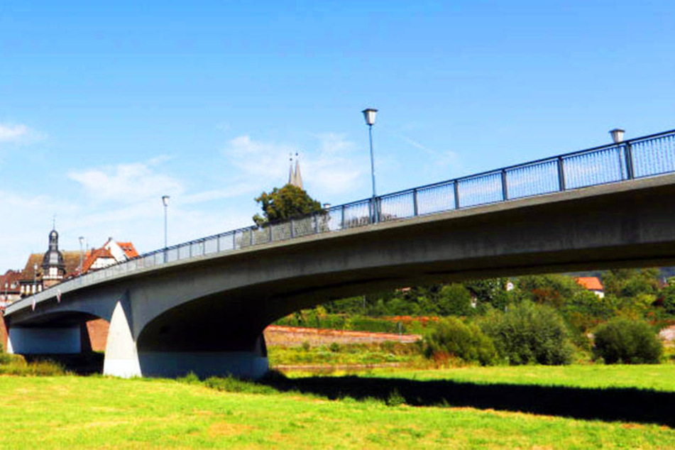 Die Weserbrücke ist eine wichtige Verbindungsstraße zwischen Beverungen und Lauenförde.