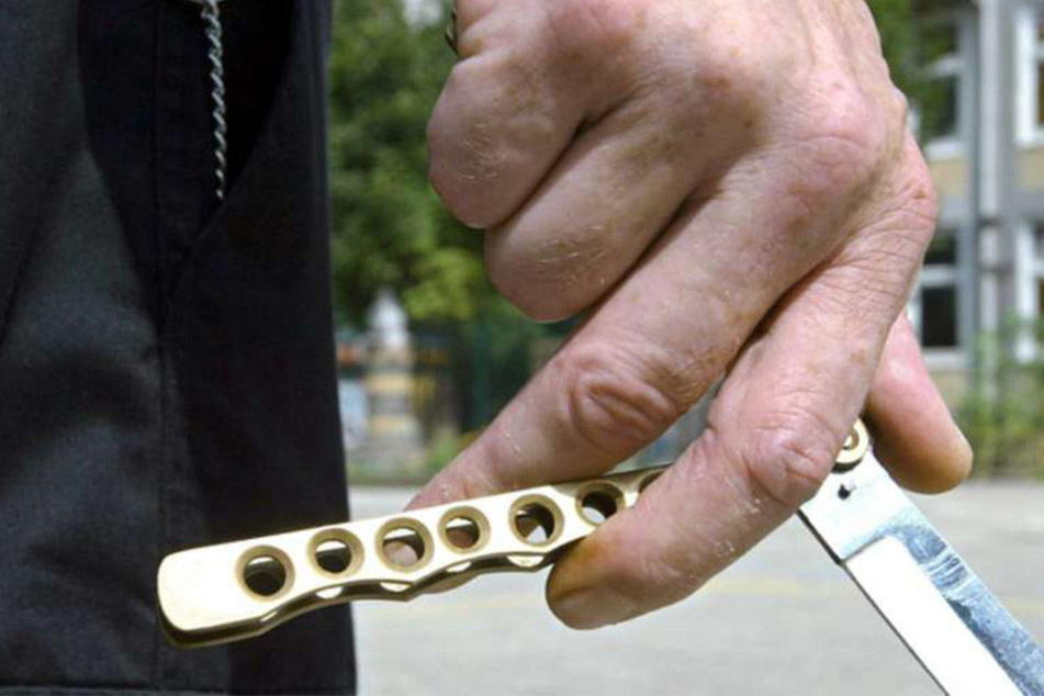 Ein 54-Jähriger hat eine Frau auf einem Spielplatz mit einem Messer bedroht.