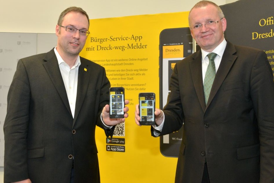 Matthias Hundt (47, l.) und
Ordnungsbürgermeister Detlef Sittel (50, CDU) mit der „DresdenAPP“.
