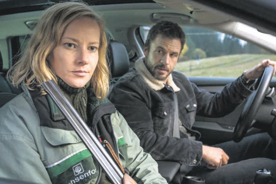 Wer hat den Freiberger Bergbau-Professor Dr. Hellmann getötet? Försterin Saskia Bergelt (Teresa Weißbach) hilft Hauptkommissar Adam (Stephan Luca) bei der Aufklärung.
