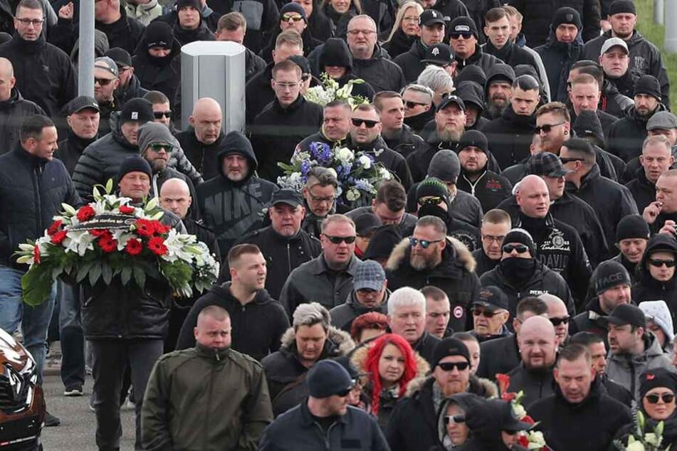 Rund 1000 Teilnehmer, darunter viele Rechte und Hooligans, kamen zur Beisetzung von Thomas Haller († 53).