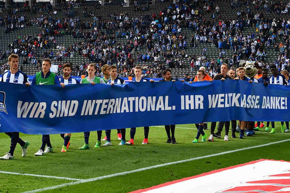 Schöner Dank der Spieler an die Fans nach dem Spiel gegen Leverkusen am 34. Spieltag: "Wir sind international. Ihr Weltklasse. Danke!"