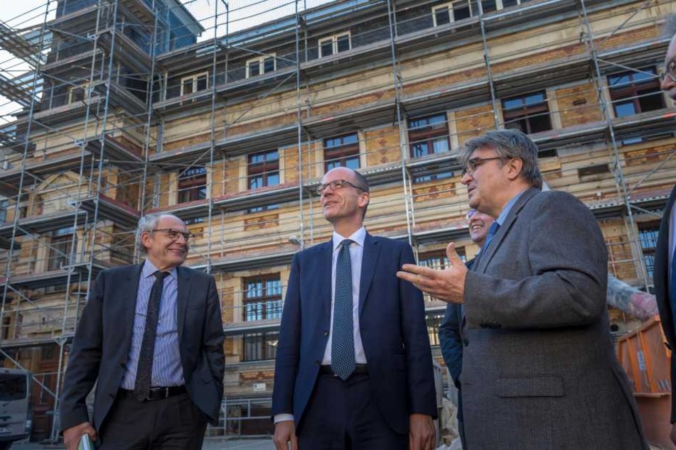 Der sächsische Finanzminister Matthias Haß (51, CDU, Mitte) lässt sich von Peter Voigt (r.), Leiter des Staatsbetriebs Sächsische Immobilien- und Baumanagement in Chemnitz, die Planungen und das Gelände erklären.