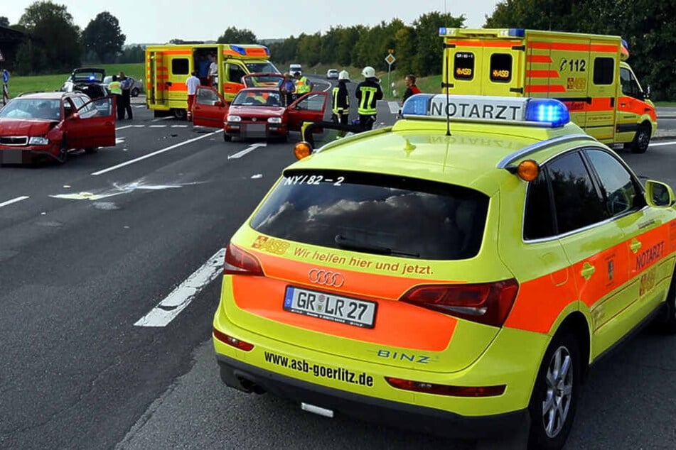 Bei einem Kreuzungscrash auf der B6 gab es zwei Schwerverletzte.