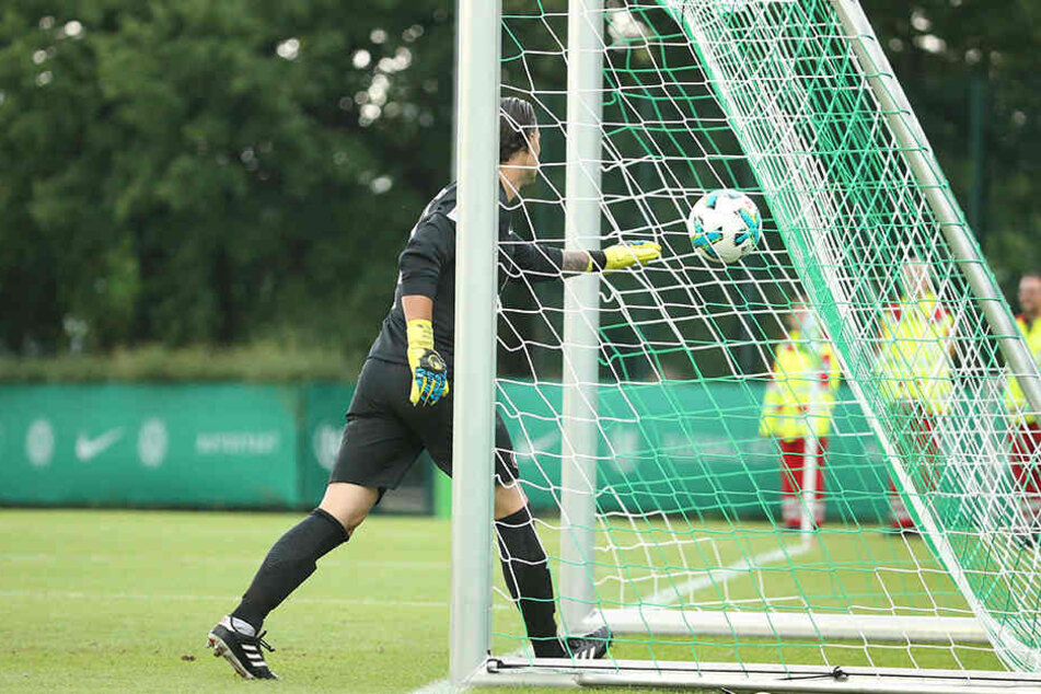 Daniel Haas ist geschlagen. Der Ball schlägt hinter ihm im Tor ein.