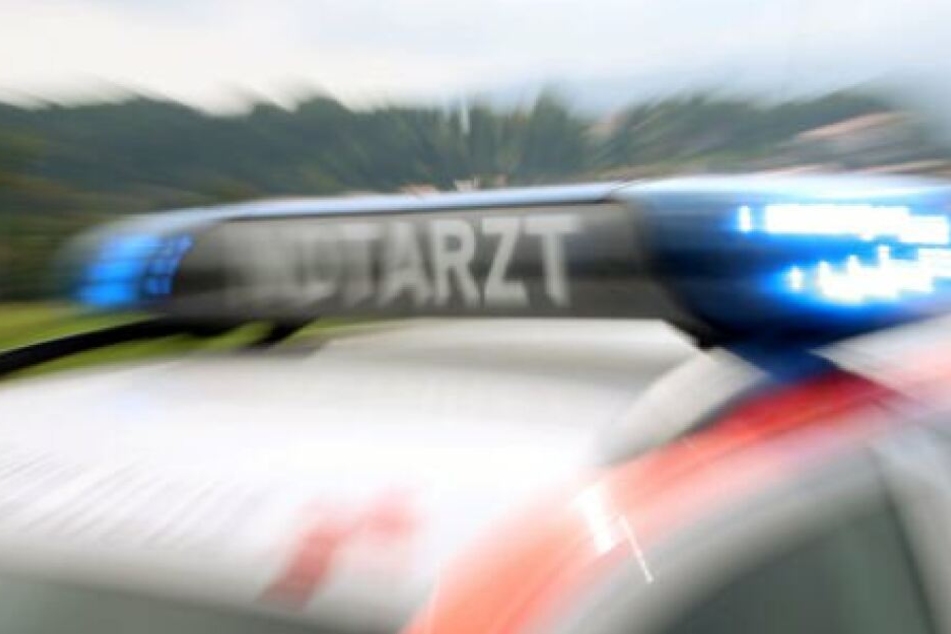 Rettungskräfte brachten den schwerverletzten 22-Jährigen in ein Krankenhaus. (Symbolbild)