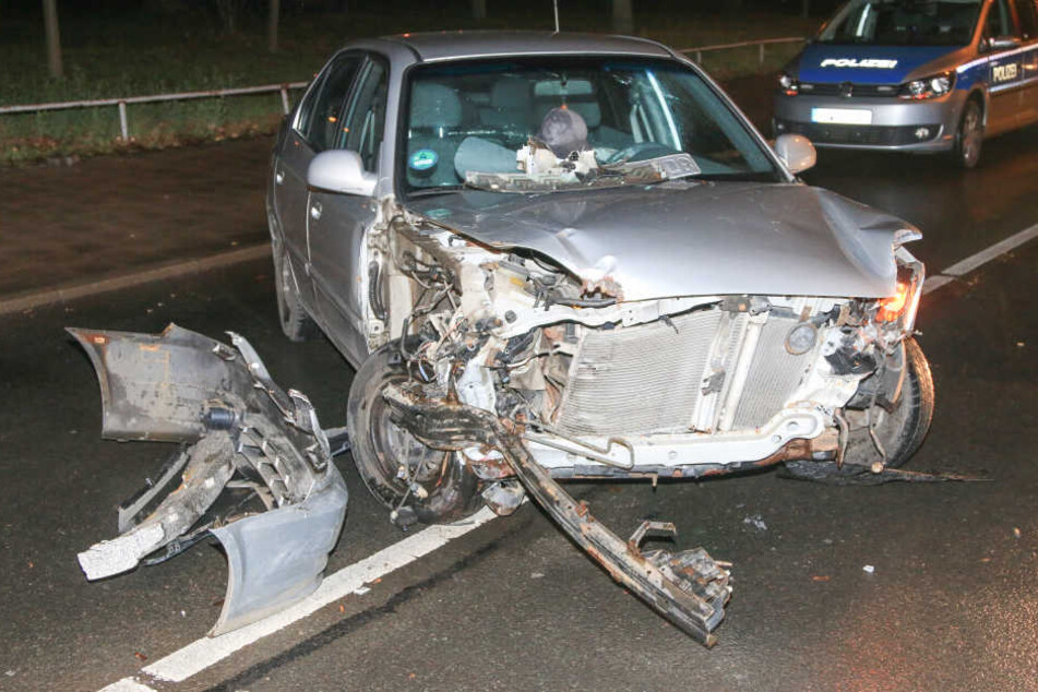 Der Wagen blieb komplett zerstört auf der Straße stehen.