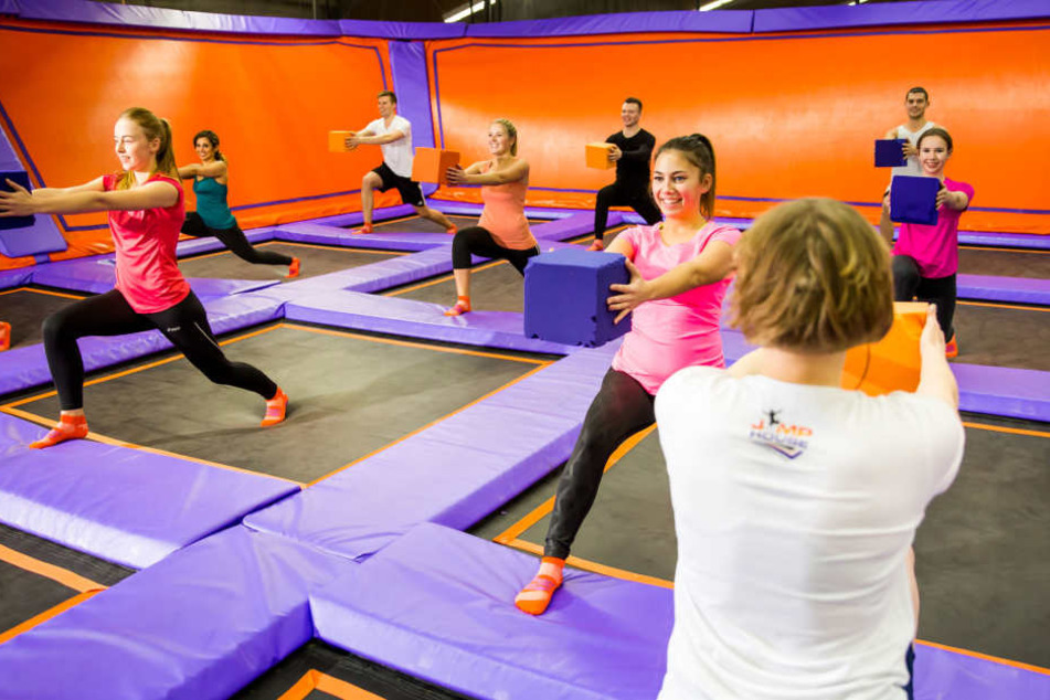 Alle Übungen werden auf oder mithilfe des Trampolins durchgeführt.