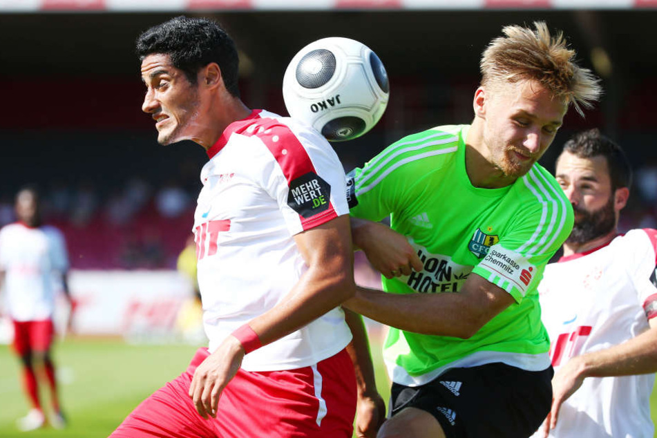 Björn Joepk (r.) kämpft um einen Stammplatz im Mittelfeld. Hier versucht er, Kölns Hamdi Dahmani vom Ball zu trennen.