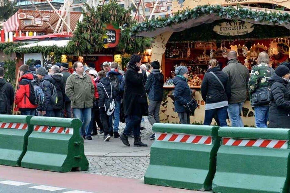 Die Beton-Poller am Striezelmarkt haben im dritten Anlauf endlich Farbe bekommen.