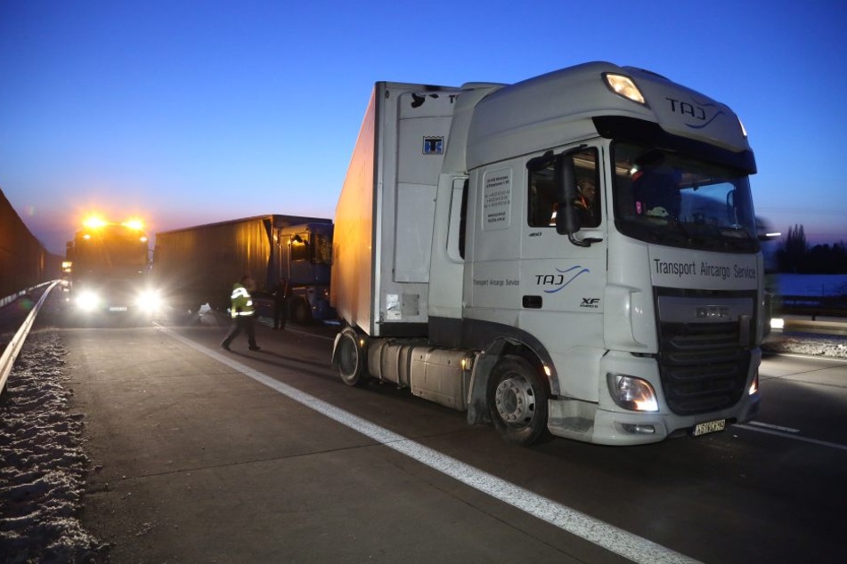 Zwei Lkw krachten auf der A4 bei Dresden zusammen.