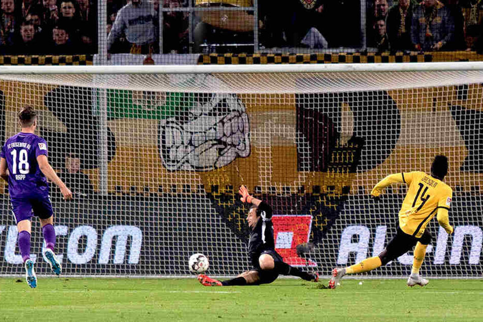 Im Hinspiel glich Moussa Koné (r.) die Auer Führung mit seinem Treffer zum 1:1 aus. Mit einem Unentschieden könnten wohl beide sächsischen Zweitligisten auch am Montagabend leben, selbst wenn das keinem von beiden so richtig weiterhilft.