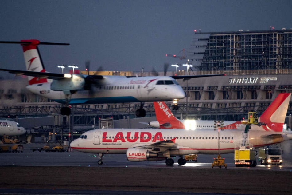 Flugzeuge vor dem Terminal 1 des Stuttgarter Airports.