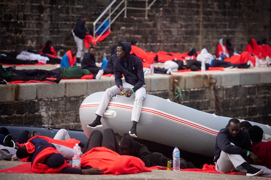 Flüchtlinge ruhen sich im Hafen von Tarifa aus, nachdem sie in der Straße von Gibraltar durch den spanischen Seerettungsdienst gerettet wurden.
