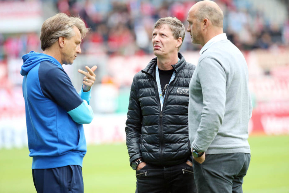 Will demonstrieren, dass der CFC eine Einheit ist: Trainer Horst Steffen, hier mit Aufsichtsratschef Uwe Bauch (M.) und Sportvorstand Steffen Ziffert beim DFB-Pokalspiel gegen den FC Bayern.