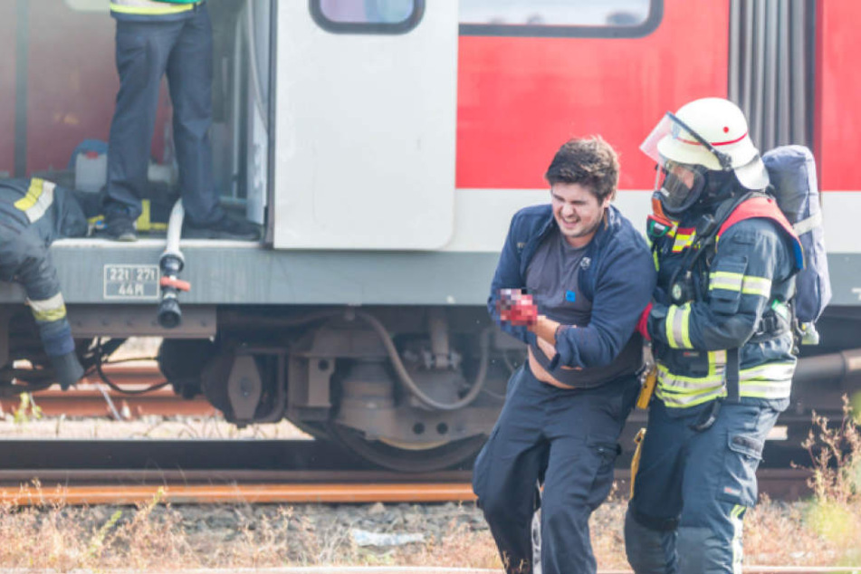Fast könnte man meinen, dieser Verletztendarsteller hätte ernsthaft Schmerzen...