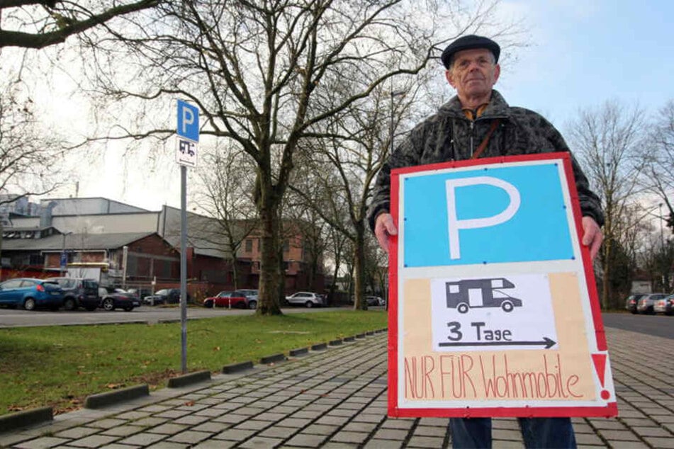 Das selbstgebastelte Schild soll andere Auto-Fahrer vor der "Park-Falle" warnen.