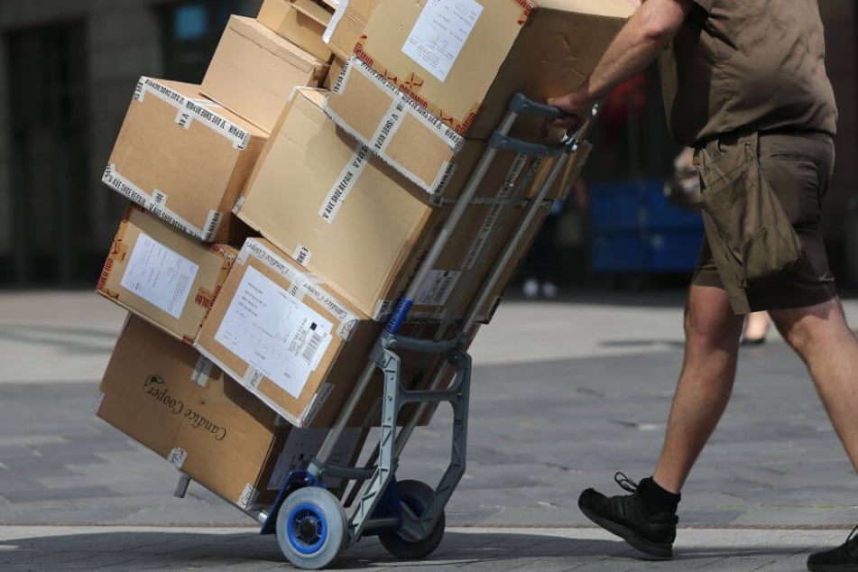 Weil der 33-Jährige im Urlaub war, öffnete ein Angehöriger das Paket. (Symbolbild)
