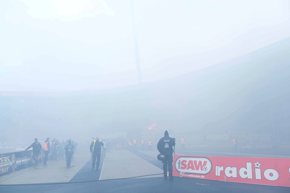 Dichter Qualm von Pyrotechnik wabert durch das Stadion.