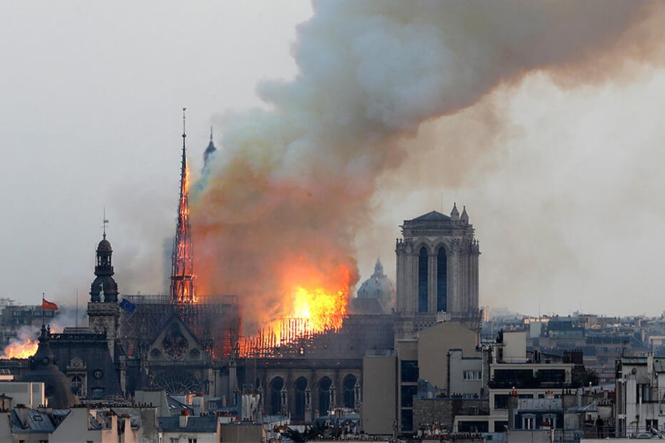 Flammen und Rauch steigen am 15.04.2019 von einem der berühmtesten Wahrzeichen der Welt, der Pariser Kathedrale Notre-Dame, auf.