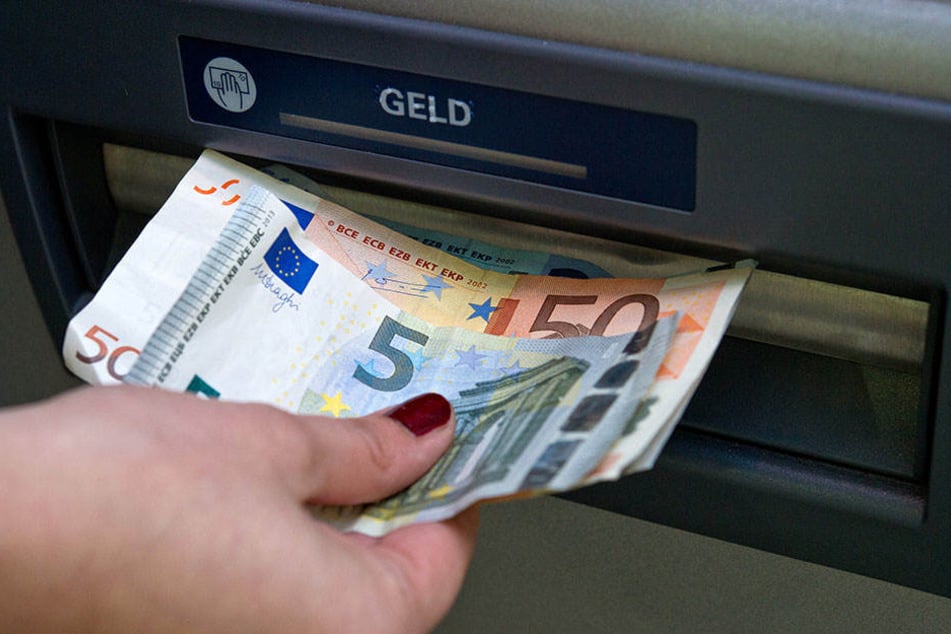 Ein Renter hat in einem Bankautomat 4.000 Euro vergessen. Ein anderer Kunde steckte das Geld ein. (Symbolbild)