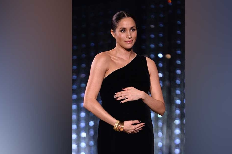 Auffällig oft hielt Herzogin Meghan (37) die Hände auf ihren wachsenden Bauch. Die Babykugel ist längst nicht mehr zu übersehen.