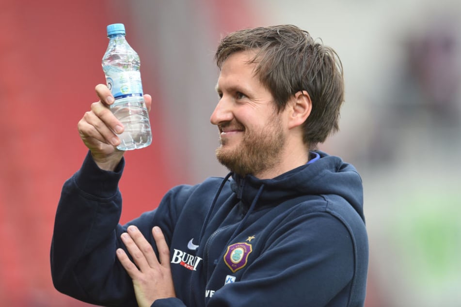 Flasche leer? Flasche voll! Hannes Drews erlebte in Ingolstadt einen erfolgreichen Einstand als Auer Cheftrainer.
