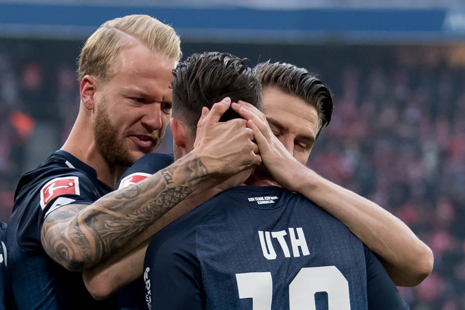 Die Spieler von Hoffenheim jublen über das Tor zum 0:1 durch Mark Uth (M).