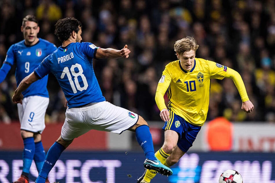 Der Italiener Marco Parolo (links) hat gegen Schwedens Emil Forsberg (rechts) das Nachsehen.