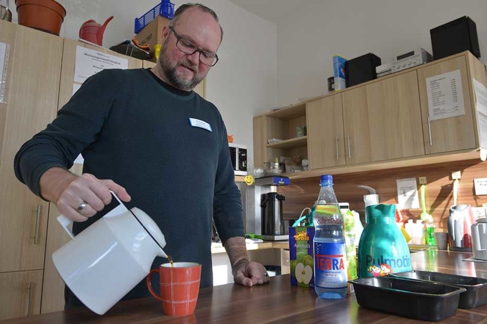 Derzeit muss selbst der Chef mit ran: Alfred Mucha (51) von der "Haltestelle" sucht dringend ehrenamtliche Helfer.