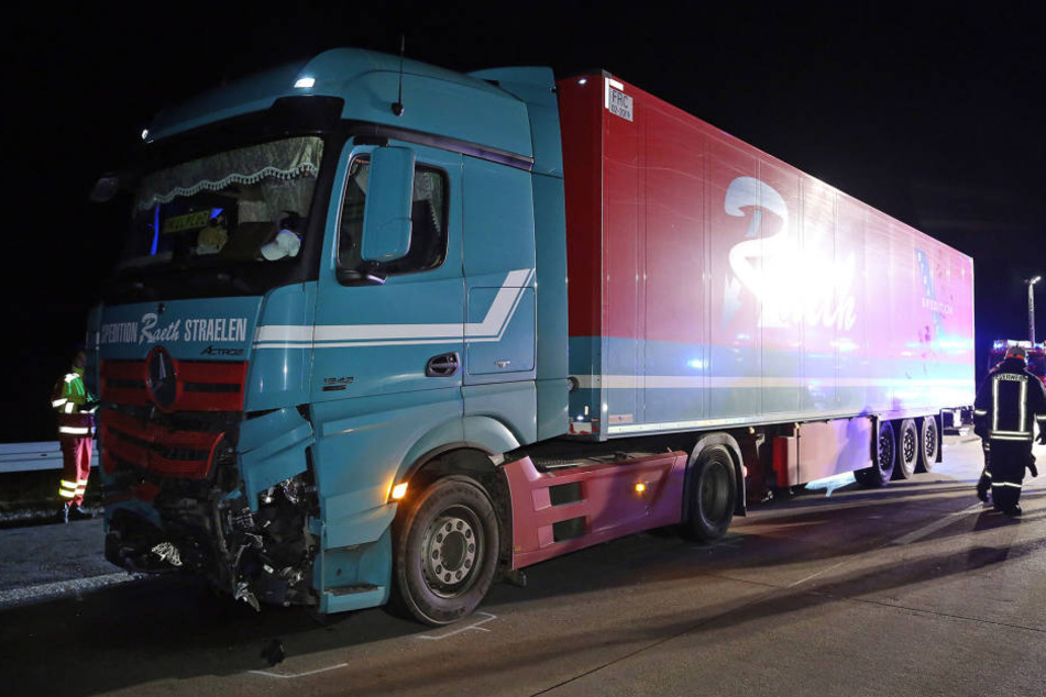 Der Lkw konnte dem ersten Unfall nicht mehr ausweichen und schob den Opel Astra in die Mittelleitplanke.