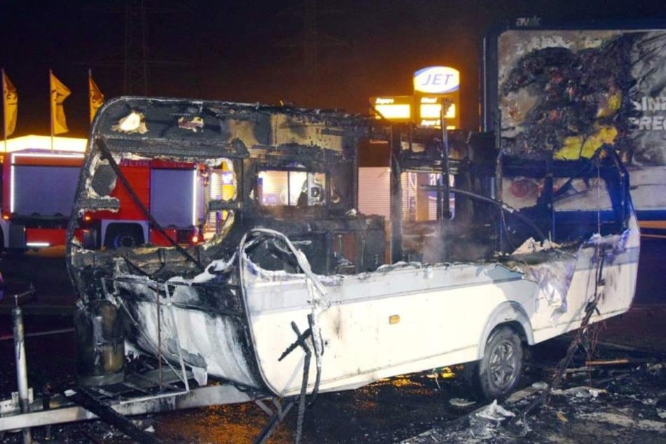 Der Wohnwagen brannte vollständig ab.