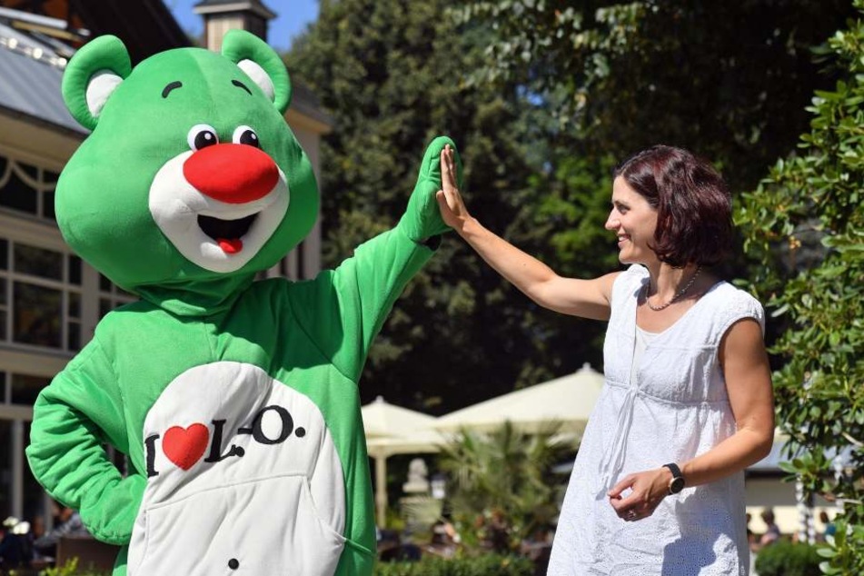 Freuen sich auf eine tolle Party beim Tag der Sachsen: Projektleiterin Ina
Klemm (38) und Maskottchen Limbo.
