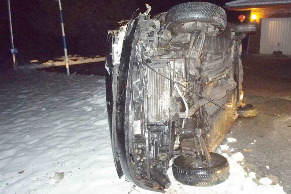 Dieser VW Polo ist nach dem Unfall ein einziger Schrotthaufen.