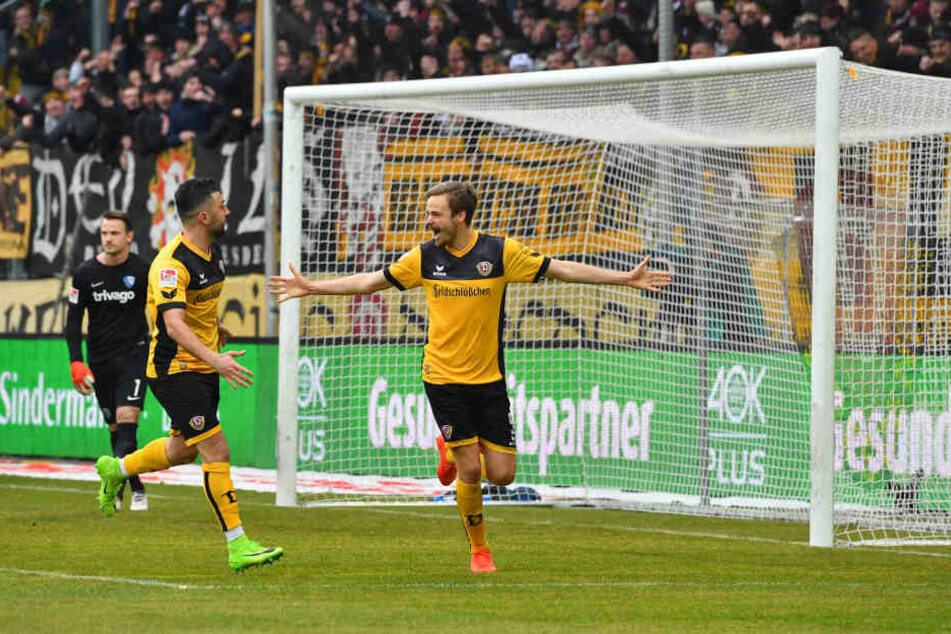 Lucas Röser (re.) verwandelte den Strafstoß zum 1:0.