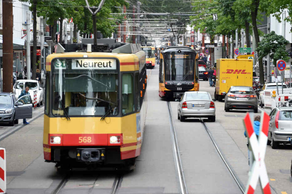 Der 23-Jährige wollte gerade über die Gleise gehen, als die Straßenbahn anfuhr. (Symbolbild)